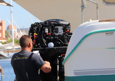 mécanicien tout pour le bateau devant un moteur