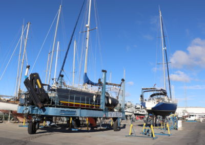 pose d'un voilier dans le port à sec de tout pour le bateau