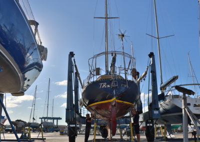pose d'un voilier sur les cales par les équipes de tout pour le bateau