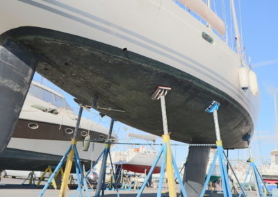 tout pour le bateau gruissan - cales jaunes et bleues qui tiennent un bateau