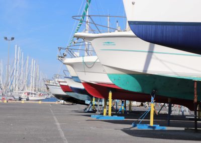 bateau de toute les couleurs alignés sur le port à sec de tout pour le bateau
